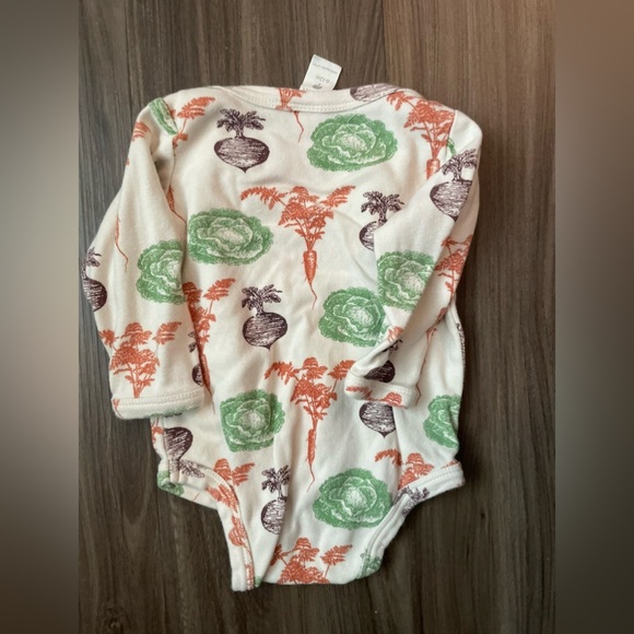 Kate Quinn Cream Bodysuit with Green and Orange Vegetable Print size 6/12M - Picture 2 of 4